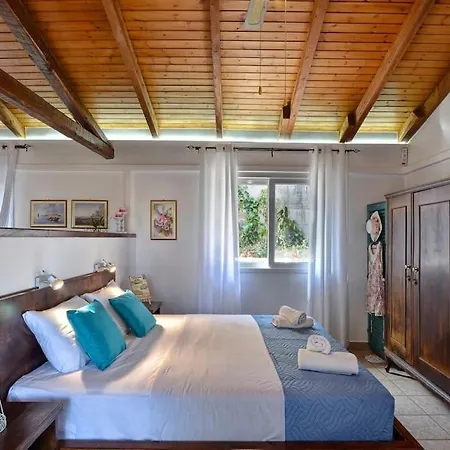 Casa vacanze Little Red In Kompítsion